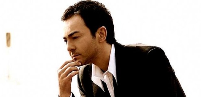 SERDAR ORTAÇ - TORNACI POPÇU  - "Karabiberim" şarkısıyla 94'te adından bir hayli söz ettirmişti Serdar Ortaç. Lisede torna ve tesviye bölümünden mezun oldu. Bilkent Üniversitesi Amerikan Dili ve Edebiyatı Bölümü'nü yarım bıraktı.