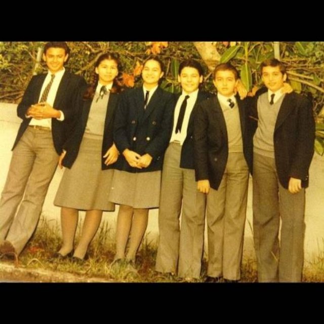 'Özel Yeni Lise' mezunu olan şarkıcı fotoğrafın altına "Bugün nostalji günü" notunu düştü.