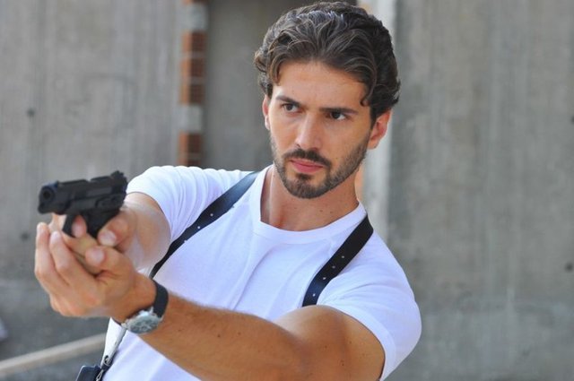 Emre Kızılırmak  - Sosyal Bilimler Enstitüsü Film ve Drama Anabilim Dalı İleri Oyunculuk Bölümü'nde master programını tamamlayan ünlü oyucu paylaştığı bu fotoğrafın altına duygularını yazdı.