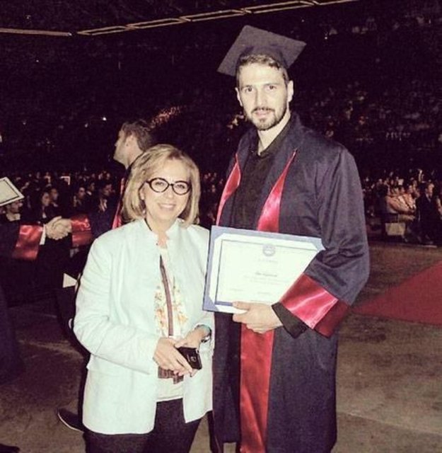 Kızılırmak şunları söyledi: "Bugün mezun oldum. Çok mutluyum.. Genel Sekreterimiz Fügen Çamlıdere, mezuniyetimde de beni yalnız bırakmadı. Tüm hocalarıma teşekkür ediyorum. Mezun olan arkadaşlarımın da yolu açık olsun."