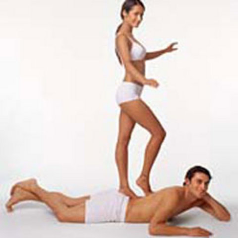 Erkeğinizin boynuna yapacağınız ılık nefes ve ıslak dudaklı temas, onu çıldırtmanızı sağlayabilir. Ensesinden kulak arkalarına doğru dilinizi kullanarak ona müthiş bir haz yaşatabilirsiniz. Aynı zamanda seksi sözcükler de eşlik ederse bu öpücüklere, harika bir sevişme sizi bekliyor demektir! -