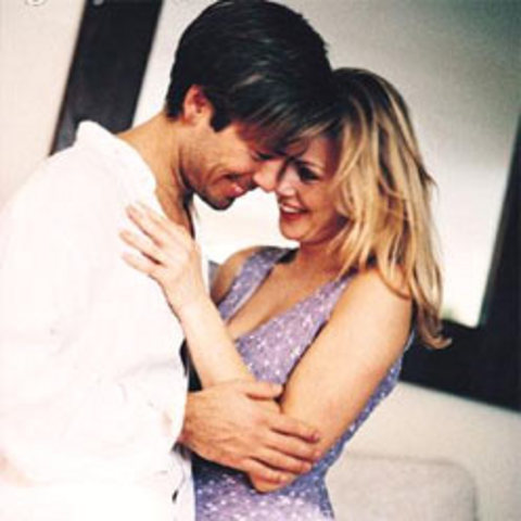 Parmak uçları vücudun en hassas bölgelerindendir. Parmak uçlarına kendi parmak uçlarınızla hafifçe dokunarak, avuç içine dairesel haraketlerle masaj yaparak gevşemesini sağlayabilirsiniz