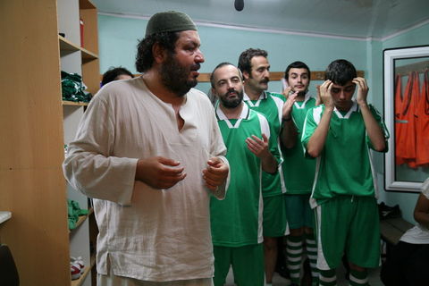 ÇAKALLARLA DANS (31 Aralık)  - Yönetmen: Murat Şeker  - Oyuncular: Şevket Çoruh, Tuba Ünsal, Cengiz Küçükayvaz, Sümer Tilmaç, Murat Akkoyunlu Hayatlarını küçük bahislere bağlamış bir grup adam... Kocalarını köşe dönmek uğruna harcayan birkaç kadın... Mahallenin küçük adamlarının sırtından büyük dümenler çeviren çakallar... Son yılların en sıra dışı çetesini çökertmek isteyen iki yetenekli genç polis... Ve tüm bu hikâyeleri bir araya getiren şey: Kazanma hırsı..