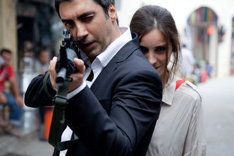 KURTLAR VADİSİ FİLİSTİN (5 Kasım) Yönetmen: Zübeyr Şaşmaz Oyuncular: Necati Şaşmaz, Gürkan Uygun, Kenan Çoban, Nur Aysan Gazze'ye insani yardım malzemeleri götürmeye çalışan gemilere yapılan kanlı baskın üzerine Polat Alemdar ve arkadaşları Filistin'e gitmiştir. Bu baskının askeri planlayıcısı ve yürütücüsü olan İsrailli komutan Moşe ele geçirilmelidir. Polat, Moşe'ye ulaşmaya çalışırken, Filistin'de masum insanların nasıl öldürüldüklerini görür. Teknolojik imkânlar ve kural tanımazlık köyleri yıkmakta, çocukları öldürmekte olan Moşe'yi kurtarmaya yetmeyecektir.