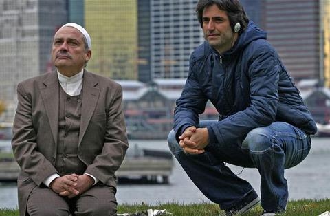 NEW YORK'TA BEŞ MİNARE (5 Kasım) Yönetmen: Mahsun Kırmızıgül Oyuncular: Mahsun Kırmızıgül, Haluk Bilginer, Mustafa Sandal, Zafer Ergin Kırmızı bültenle aranan ve ismi fenomene dönüşen radikal dinci bir örgütün lideri Deccal kod adlı suçlunun Amerika'da yakalandığı bilgisi gelir. Onu teslim almak için teşkilatın en başarılı iki polisi Amerika'ya gider.