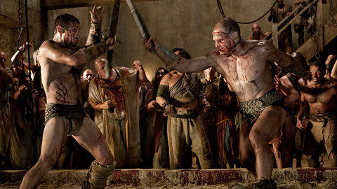 Bu durum tarihçileri de ayaklandırdı. Bazı kesimler, seksin Roma döneminde önemli bir zaman geçirme aracı olduğunu söylerken, bazıları ise dizinin Roma'yı salt bir orjiye çevirmesinden rahatsız.