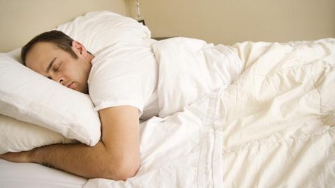 Özellikle gün içerisinde yapılan spor, vücudu yorduğu için uykunuzun gelmesini sağlar, ancak en geç uyku saatinden 6 saat önce spor aktivitesini tamamlamış olun -