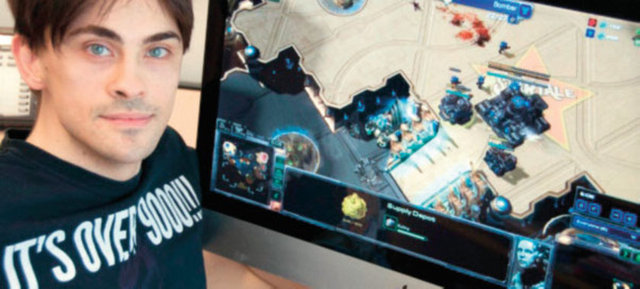 Bilişsel ve motor becerilerin ne zaman azaldığını anlamak için bilim adamları, 3 bin 305 katılımcıya bu becerileri gerektiren "Starcraft" adlı bilgisayar oyununu oynattı.
