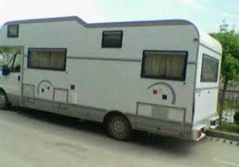 Merv Grazinski, yeni aldığı karavanla evine dönerken otoyolda aracı  saate 70 mil hızda otomatik pilota bağlayarak, yolculuğun keyfini çıkarmak için kahve yapmak üzere arka tarafa geçer ve karavan sürpriz olmayan bir şekilde yoldan çıkıp devrilir.