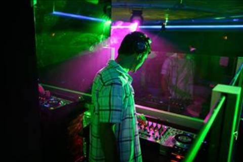 Öndeki iki dişi kırılan Walton olaydan kulübü sorumlu tutup dava eder ve 12 bin dolar tazminat kazanır, tabii hastane masraflarını da ödetir.