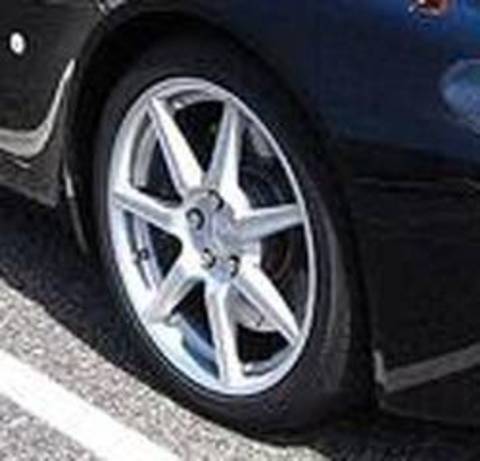 Dikkatsiz Truman, komşusuna ait otomobilin  jant kapaklarını çalmaya çalışırken direksiyonda birinin oturduğunu farkedemediği için hastane masrafları artı 74 bin dolar tazminat almaya hak kazanır.