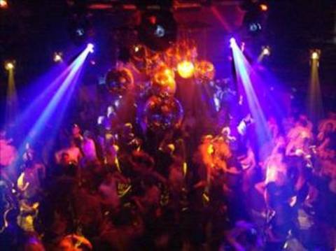 Listede yer alan vakalar arasında bir diğeri ise, 3.5 dolarlık giriş ücretini ödemek istemediği gece kulübüne tuvalet penceresinden girmeye çalışırken düşüp dişlerini kıran Kara Walton.