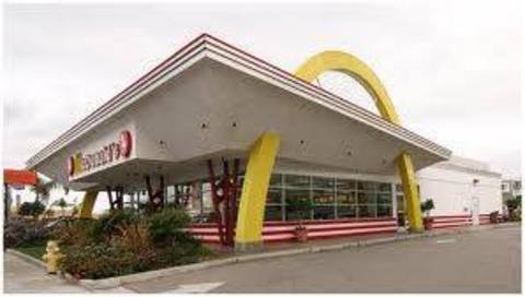 81 yaşındaki Stella Liebeck, satın aldığı kahvenin dökülmesi üzerine teninde yanık oluştuğu gerekçesiyle McDonald's'dan davacı oldu. O günlerde bütün Amerika bir anda bu davaya odaklandı. Yaşlı kadın 2.7 milyon dolar tazminat kazanarak bir anda şöhret olurken, ülkenin en büyük fast food zincirlerinden biri olan McDonald's, ortaya çıkabilecek başka uyanıklara karşı çeşitli önlemler almaya başladı.