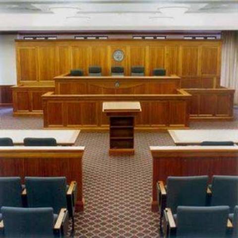 Dickson, bunalıma girmesine neden olduğu için ev sahibini dava eder ve 500 bin dolar tazminat almaya hak kazanır.