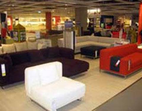 Texas'ta yaşayan Kathleen Robertson, bir mobilya mağazasında henüz yürümeye başlayan ve sağa sola koşturan küçük bir çocuğa takılarak düşer, ayak bileğini kırar. Mobilya mağazasını dava eden kadın 780 bin dolar tazminata hak kazanır.