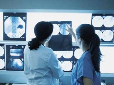 Bir kanser hastası, öngörülen süre içinde ölmediği gerekçesiyle sağlık müdürlüğünü dava etti. Doktorların koyduğu teşhise göre çoktan ölmüş olması gerektiğini belirten davacı, tazminat istedi.