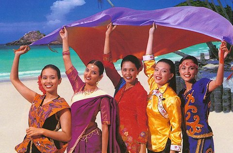 Malezya: - Topluma bakacak olursanız bu ülke kesinlikle tutucu görünse de kapalı kapılar ardında farklı bir hikaye var. Yakın zamana kadar seks eğitiminin okullarda verilip verilmeyeceği konusunda tartışmalar yaşanıyordu. 2008 yılında Malezya'nın Sağlık Bakanı'nın seks kasetlerinin ortaya çıkmasıyla beraber ülkenin karışmasını da dikkate alırsak, ülkenin gerçekten ilginç alışkanlıklarının olduğunu algılayabiliriz . -