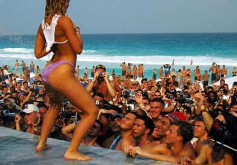 - Meksika: - Seksi bir molaya mı ihtiyacınız var? Meksika'da gençler cinsel deneyimlere oldukça erken yaşta başlıyor. Öyle ki başkent Mexico'da hükümet yetkilileri gençlerin cinsel deneyime genç yaşlarda öyle ya da böyle başlayacağının farkına vararak seks eğitimi ile ilgili tam 700 bin bilgilendirici kitap kopyası dağıttı. -