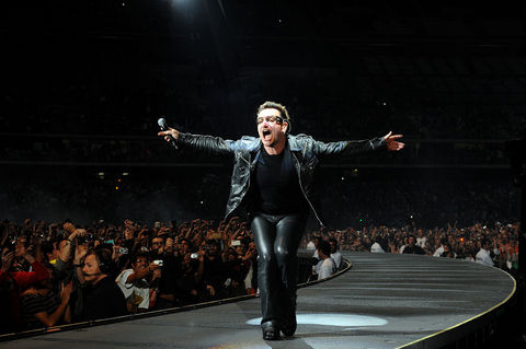 Bir gazetecinin ''Türkiye'de konser vermek için neden bu kadar geç kaldınız?'' sorusuna ise Bono, ''Daha Önce Türkiye'ye gelmememiz için gerçekten geçerli bir sebebimiz yok. Daha önce Türkiye'de olmadığımız için utanç duyuyoruz''dedi.