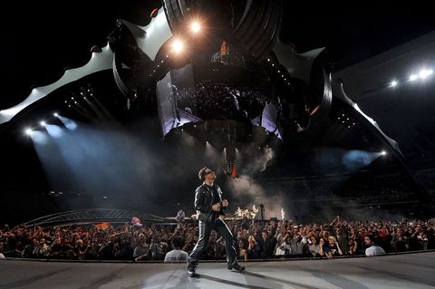 Konser nedeniyle Atatürk Olimpiyat Stadı'nın bulunduğu bölgede yaşanan trafik yoğunluğu nedeniyle konsere gelen müzikseverler stada konser başladıktan sonra da girmeye devam ettiler. Başlangıç saati 21.00 olarak duyurulan konser, ancak bir saatlik gecikmeyle başladı.