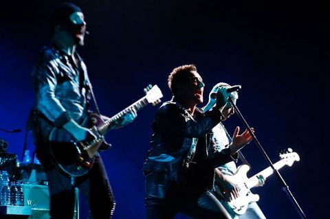 Konser sırasında bir kadın seyirciyi sahneye çıkaran Bono, bir şarkısını sahneye oturttuğu hayranının dizlerine uzanarak söyledi. Bono, daha sonra kadın hayranıyla birlikte seyirciler arasına kurulan platforma yürüyerek burada dans etti.