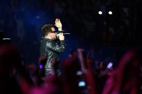 U2'nun 360° turnesi kapsamında dev bir silindir video sistemi ile birbirine bağlanmış LED paneller ve 64 metreye ulaşan yüksekliğiyle sahne etrafında dönen metal köprü sistemi müzikseverlere tam anlamıyla 360 derecelik görüş alanı sunuldu.