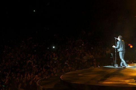 Hayranlarının uzun bekleyişinin ardından sahneye çıkan efsana grup, şarkılarını hayranlarıyla birlikte söyledi. Konserin sürprizi ise Zülfü Livaneli oldu. Livaneli Bono ile birlikte "Yiğidim Aslanım Burda Yatıyor" şarkısını seslendirdi.
