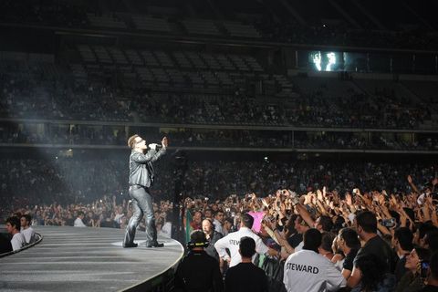 Konserde, U2'nun vokalisti Paul David Hewson (Bono) ile grubun diğer üyeleri sahneye, hazırlanan platform üzerinden yürüyerek geldiler. Grubun solisti Bono, bir kaç şarkı seslendirdikten sonra stadı dolduran müzikseverlere kendi dilinde ''Hoşgeldiniz'' diyerek teşekkür etti.