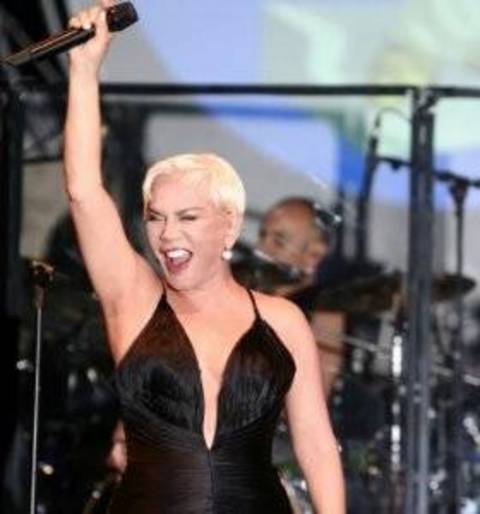 UNUTULMAZ bestelere imzasını atan bir diğer isim olan Aysel Gürel'in öldükten sonra evinde çöp kutusunda bulunan sözleri Tarkan'ın son albümünde yer almıştı. 2008'de hayatını kaybeden Gürel'in evine taşınan vatandaş çöp kutusunda bulduğu şarkı sözünü Tarkan'a yolladı. -  - Megastar da bu sözlerin Aysel Gürel'e ait olup olmadığını öğrenmek için kızı Müjde Ar'ı aradı. Alınan teyitden sonra "Sevdanın Son Vuruşu İsimli" şarkı Tarkan'ın son albümünde yer aldı. Bu olaydan çok etkilenen Sezen Aksu'da öldükten sonra yenişarkılarıyla anılmak için oğluna miras bırakmaya karar verdiği konuşuluyor.