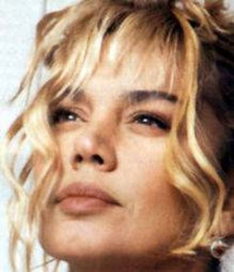 Şarkıları dillerden düşmeyen Minik Serçe, kimseye vermeye kıyamadığı çok özel bestelerini Kanlıca'daki evinin kasasında biriktirmeye başladı. 1974 yılında girdiği müzik piyasasında besteleriyle birçok ismi yıldız yapan ve şarkıları dillere destan olan Aksu, oğlu Mithat Can'ın geleceğini garantiye aldı.