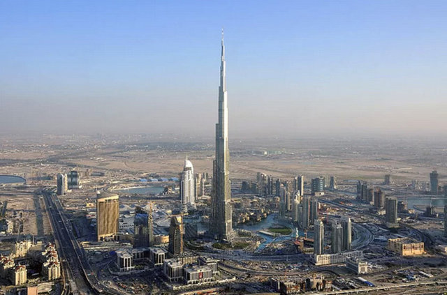 Dubai'deki Burj Khalifa gökdeleni o kadar yüksektir ki, Güneş'in doğuş ve batışını 2'şer kez izleyebilirsiniz. Burj Khalifa'nın tepesindeyken o kadar yüksektesinizdir ki, Dünya'nın yuvarlaklığını bile farkedebilirsiniz.