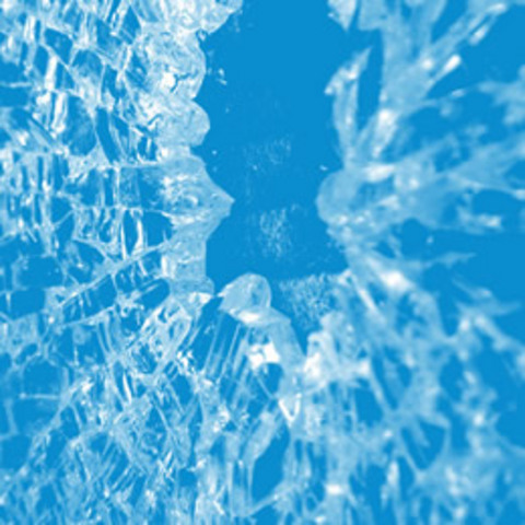 Bir cam kırıldığında, ufalanan parçalar saatte üç bin millik bir hızla etrafa saçılır.