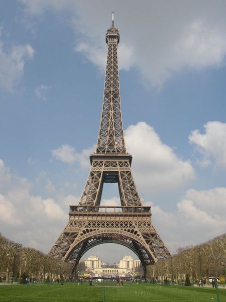 Eiffel Kulesi'nin tepesine çıkana kadar 1792 basamak vardır.