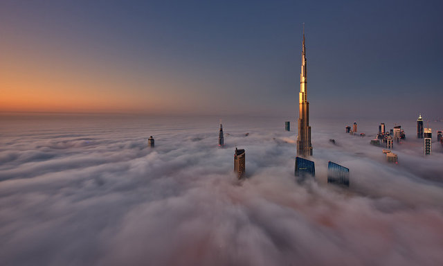 Tepedeyken Güneş'in doğduğunu gördüğünüz anda hemen asansörle en alta inerseniz, havanın aslında hala karanlık olduğunu ve Güneş'in doğmadığını görebilir, tekrar deniz üstünden doğuşunu izleyebilirsiniz.
