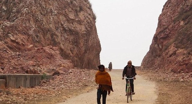 O da 1960 yılında eline kazmasını alarak, aradaki yolu 40km kadar kısaltacak bir yol yapmaya başlar. Tam 22 yıl sonra 110 metre uzunluğunda, ve 9 metre genişliğinde yolu tamamlar.