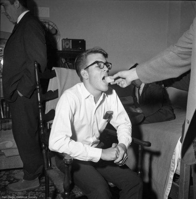 Herhangi bir uyarıcı kullanmaksızın bilimsel olarak belgelenmiş en uzun uykusuz kalma rekoru 1965'te 264 saat ile (11 gün) 17 yaşındaki Randy Gardner tarafından kırılmıştır. Önceki rekor 260 saatle Honolululu Tom Rounds'a aitti.