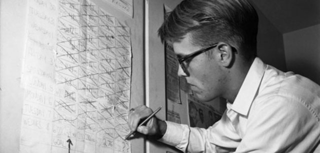 İlk gün sorun yaşamazken ikinci günden itibaren odaklanamama, nesneleri dokunarak tanıyamama gibi sorunlarla karşılaştı. 11. günde ise işler artık çok çok daha farklı boyuta geldi.