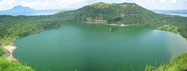 Vulcan Point Adası; Luzon Adası'nın içinde bulunan Taal Gölü'nün içinde bulunan Taal Adası'nın içinde bulunan Krater Gölü'nün içinde bulunuyor. Yani Vulcan Point Adası; Okyanusun içindeki adanın içindeki gölün içindeki adanın içindeki gölün içindeki ada.