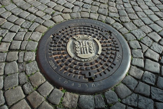 Rögar kapakları; kare, dikdörtgen ya da herhangi başka bir şekil olsaydı kapak kanalizasyonun içine düşebilirdi. Ancak dairesel şekildeki kapağın kanalizasyonun içine düşmesi imkansızdır.
