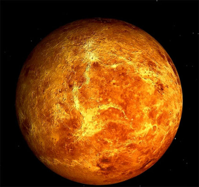 Venüs'te 1 gün, 1 yıldan daha uzundur. Venüs'ün kendi etrafında 1 tur dönmesi Dünya zaman ölçüsüyle tam 243 gün sürer.  Güneş etrafında 1 tur dönmesi ise 224.7 gün.