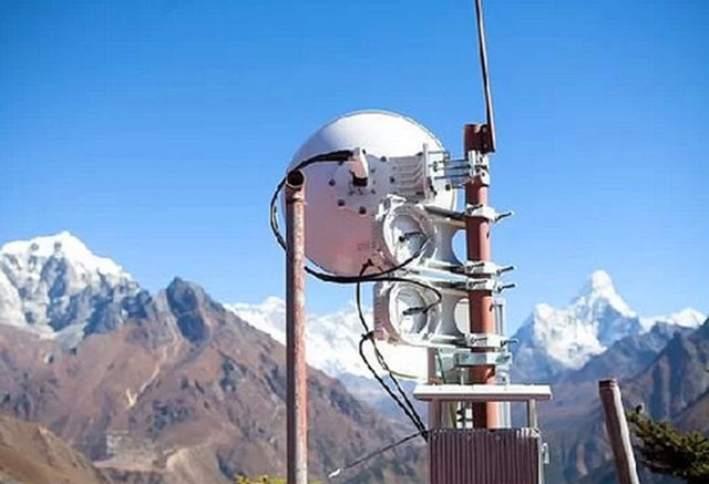 Everest parkurundaki 5200 metre yükseklikte bulunan ilk kamp alanına kurulan baz istasyonu sayesinde tüm Everest tırmanışı esnasında cep telefonunuz çeker.  İsveç merkezli mobil operatör firması TeliaSonera'nın sahip olduğu Ncell (Nepal'in Mobil Operatörü) kurmuş baz istasyonunu.