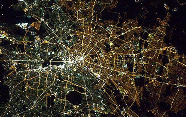 Berlin Duvarı yıkıldı ama, hala uzaydan bakınca Doğu Almanya ve Batı Almanya çok net bir şekilde fark edilebiliyor. Sebebi, iki tarafta aydınlatma için farklı tarz ampullerin kullanılması.