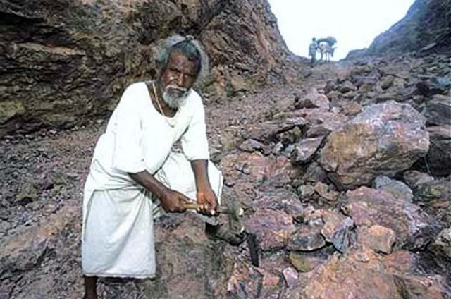 Hindistan'ın ücra ve fakir bir köyünde yaşayan Dashrath Manjhi, en yakın doktorun 70 kilometre uzakta olması yüzünden, doktor geç geldiği için karısını kaybeder.