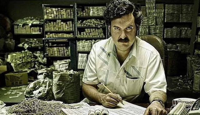 Pablo Escobar'ın uyuşturucu karteli o kadar büyüktü ki, her yıl 2500 dolarlık paket lastiği alınırdı. Paraları tutmak için.