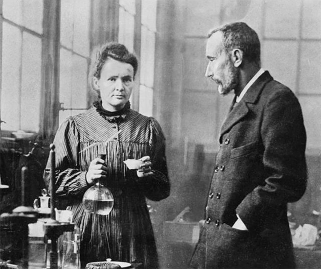 Radyoloji biliminin kurucusu Marie Curie'nin çalışma notları hala aşırı derecede radyoaktiftir. Bu yüzden özel izin ve özel kıyafetlerle görülebilir.