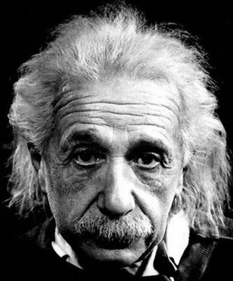 Einstein 9 yaşına kadar düzgün konuşamamıştır. Ailesı onun özürlü olduğunu düşünmüştür