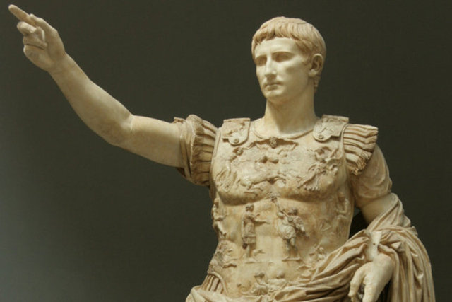 Augustus, selefi July'den geri kalmadı. O da ismini takvime koydurdu. Sezar'dan sonra (July) geldiği için, Temmuz'dan sonraki ayı (Augustus) tercih etti.