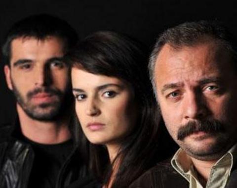 Oktay Kaynarca, Mehmet Akif Alakurt ve Selin Demiratar başrolde oynadığı dizinin kadrosunda değişiklikler oldu.