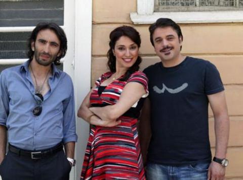 Zuhal Topal'ın oynadığı Şukufe karakteri Ufuk Özkan'ın canlandırdığı Cevahir ile Fırat Tanış'ın hayat verdiği Koyu Bilal bu güzel genç kadın için sürekli birbirlerine giriyordu.