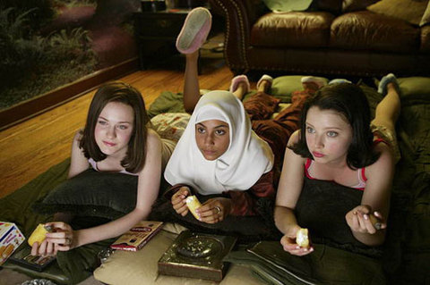 10-Belalı Oyun (Pretty Persuasion) (2005) - 11 Eylül sonrası gençlerin arasına giren, alternatif çizgi roman uyarlaması gibi kokan bir absürd komedi. Evan Rachel Wood'un canlandırdığı ana karakter ile Arap, türbanlı arkadaşının hikayesi, keskin bir sistem eleştirisi içerir. Bu yönüyle de Marcos Siega'nın dokusunu farklı boyutlara, ahlak, politika, din ve yozlaşmış gençliği inceler hale getirir. Böylece gerçek anlamda stil sahibi bir yönetmeni doğurmuştur.
